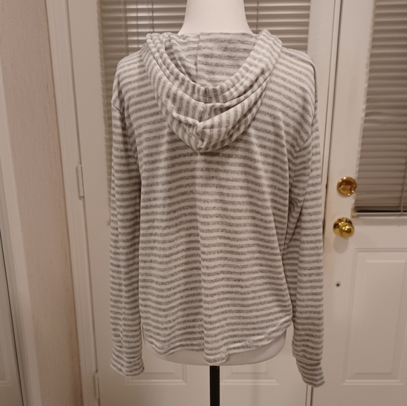 $4 Add-on Gray & White Striped Hoodie - Size Large - Picture 5 of 9